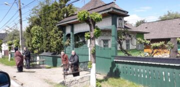 Mii de oameni l-au petrecut pe ÎPS Pimen pe ultimul drum