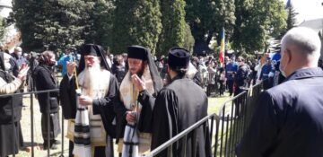 Slujba înmormântării Părintelui Arhiepiscop Pimen este oficiată acum, la Catedrala Arhiepiscopală din Suceava