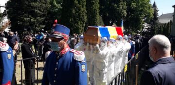 Slujba înmormântării Părintelui Arhiepiscop Pimen este oficiată acum, la Catedrala Arhiepiscopală din Suceava