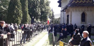 Slujba înmormântării Părintelui Arhiepiscop Pimen este oficiată acum, la Catedrala Arhiepiscopală din Suceava