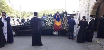 Trupul neînsuflețit al Arhipăstorului Bucovinei pleacă la Mănăstirea Sihăstria Putnei, la mormântul pe care Înaltpreasfinția Sa și l-a pregătit dinainte.