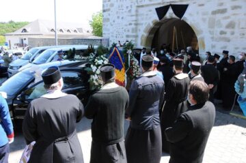 Arhipăstorul Bucovinei a plecat spre locul de veci pe un drum udat de lacrimi și presărat cu flori