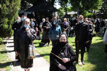Arhipăstorul Bucovinei a plecat spre locul de veci pe un drum udat de lacrimi și presărat cu flori