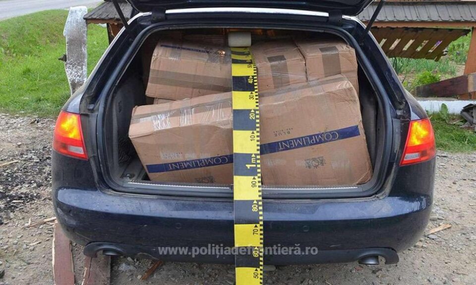 Autospecială a Poliției de Frontieră, lovită de mașina unui contrabandist care transporta țigări de aproape 40.000 de euro