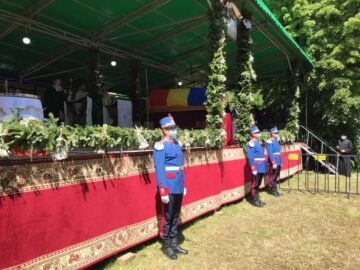 Arhipăstorul Bucovinei a plecat spre locul de veci pe un drum udat de lacrimi și presărat cu flori