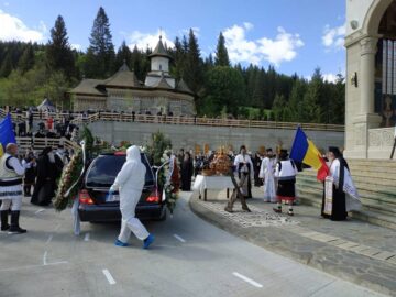 Arhipăstorul Bucovinei a plecat spre locul de veci pe un drum udat de lacrimi și presărat cu flori
