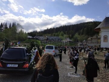 Arhipăstorul Bucovinei a plecat spre locul de veci pe un drum udat de lacrimi și presărat cu flori