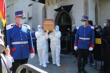 Arhipăstorul Bucovinei a plecat spre locul de veci pe un drum udat de lacrimi și presărat cu flori