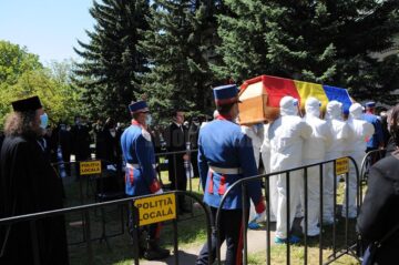 Arhipăstorul Bucovinei a plecat spre locul de veci pe un drum udat de lacrimi și presărat cu flori