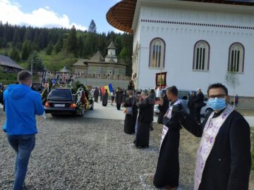 Arhipăstorul Bucovinei a plecat spre locul de veci pe un drum udat de lacrimi și presărat cu flori