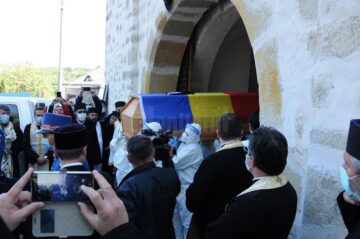 Arhipăstorul Bucovinei a plecat spre locul de veci pe un drum udat de lacrimi și presărat cu flori