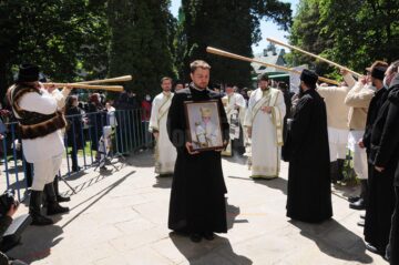 Arhipăstorul Bucovinei a plecat spre locul de veci pe un drum udat de lacrimi și presărat cu flori