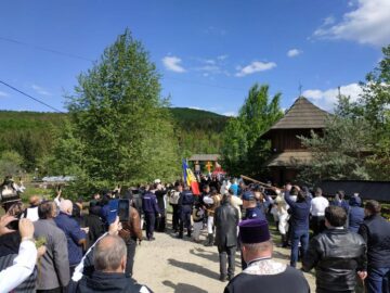 Arhipăstorul Bucovinei a plecat spre locul de veci pe un drum udat de lacrimi și presărat cu flori