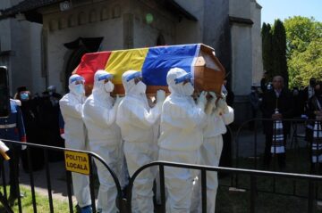 Arhipăstorul Bucovinei a plecat spre locul de veci pe un drum udat de lacrimi și presărat cu flori