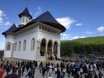 Arhipăstorul Bucovinei a plecat spre locul de veci pe un drum udat de lacrimi și presărat cu flori