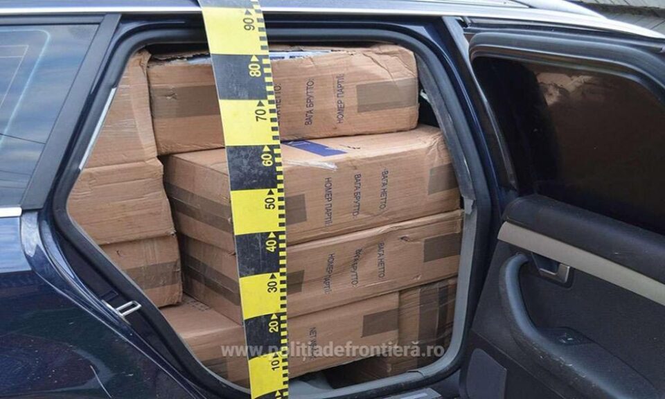 Autospecială a Poliției de Frontieră, lovită de mașina unui contrabandist care transporta țigări de aproape 40.000 de euro Autospecială a Poliției de Frontieră, lovită de mașina unui contrabandist care transporta țigări de aproape 40.000 de euro