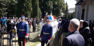 Arhipăstorul Bucovinei a plecat spre locul de veci pe un drum udat de lacrimi și presărat cu flori