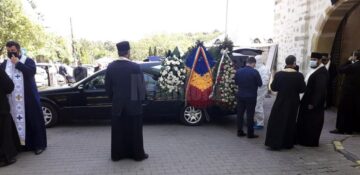 Arhipăstorul Bucovinei a plecat spre locul de veci pe un drum udat de lacrimi și presărat cu flori