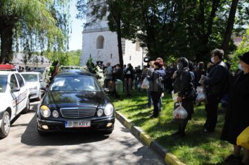 Arhipăstorul Bucovinei a plecat spre locul de veci pe un drum udat de lacrimi și presărat cu flori