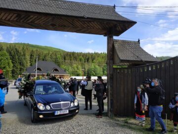 Arhipăstorul Bucovinei a plecat spre locul de veci pe un drum udat de lacrimi și presărat cu flori