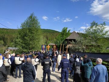 Arhipăstorul Bucovinei a plecat spre locul de veci pe un drum udat de lacrimi și presărat cu flori