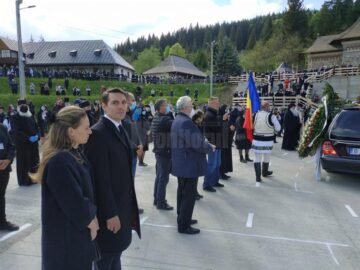 Arhipăstorul Bucovinei a plecat spre locul de veci pe un drum udat de lacrimi și presărat cu flori