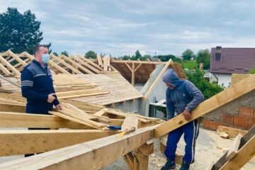 Lucian Harșovschi a verificat în teren stadiul de execuție și modul în care se lucrează la realiarea noii grădinițe