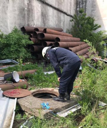 Pui de câine salvat de pompieri dintr-un canal de peste zece metri adâncime