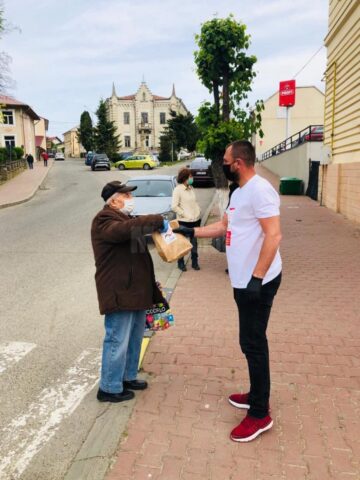 Voluntari ai Fundației Umanitare Nord 2001/ Sânge pentru România au împărțit pachete cu dezinfectanți, mănuși, măști persoanelor vulnerabile din Siret