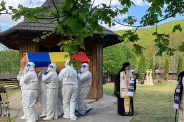 La mormântul Părintelui Arhiepiscop Pimen