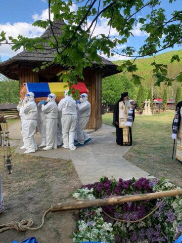 La mormântul Părintelui Arhiepiscop Pimen