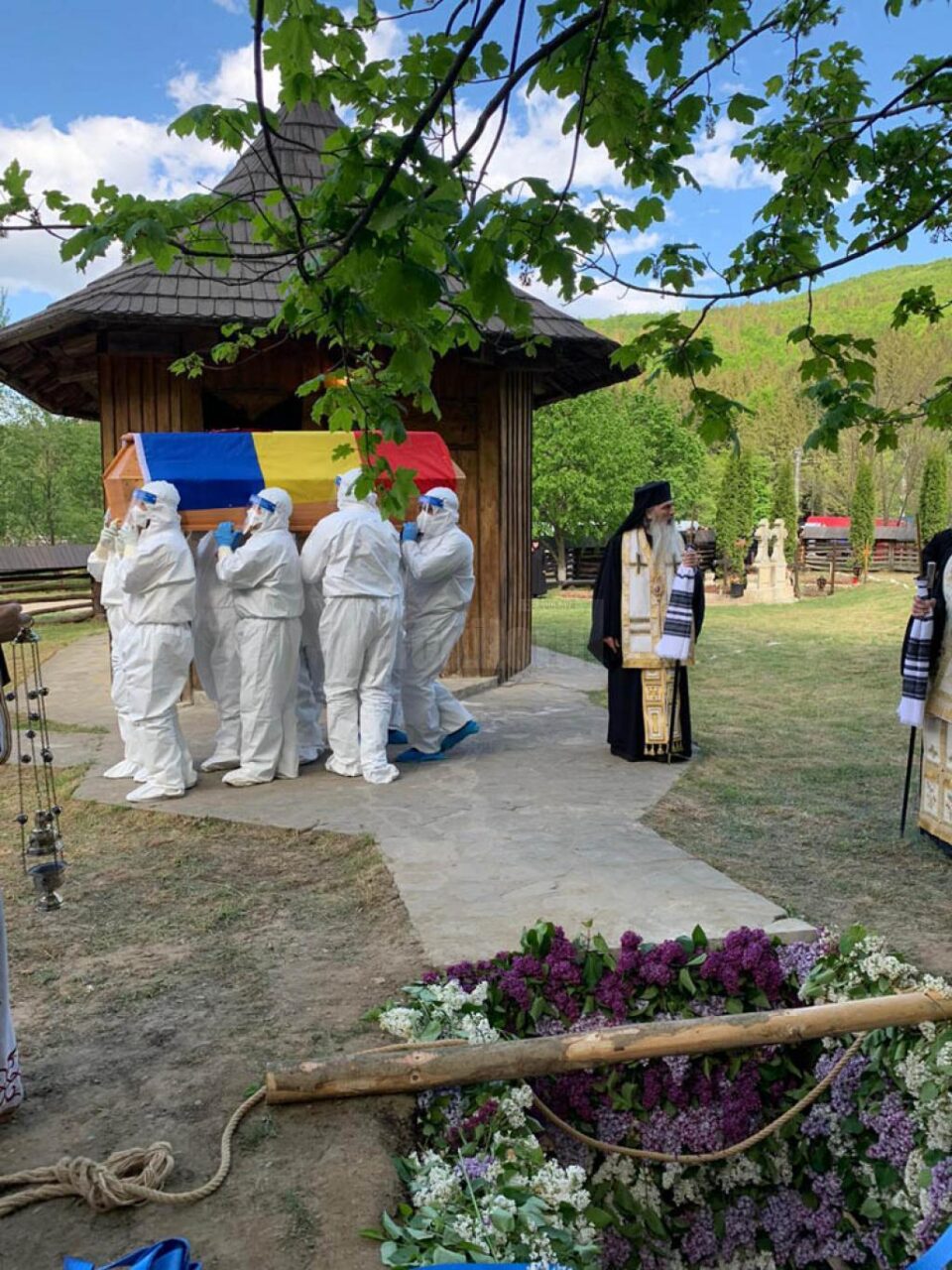 La mormântul Părintelui Arhiepiscop Pimen