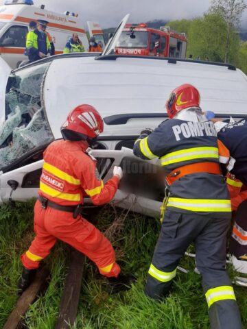 În urma impactului, un bărbat a murit iar ceilalți cinci au ajuns la spital