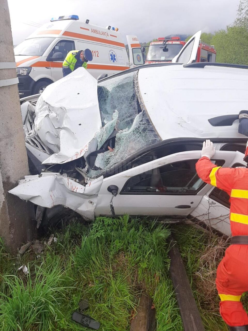 În urma impactului, un bărbat a murit iar ceilalți cinci au ajuns la spital