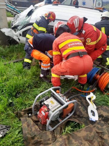 În urma impactului, un bărbat a murit iar ceilalți cinci au ajuns la spital