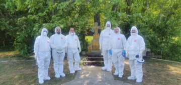 Cei șase preoți la mormântul Înalpreasfințitului Pimen de la Putna