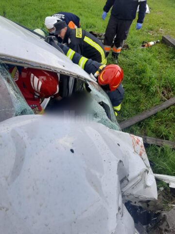 În urma impactului, un bărbat a murit iar ceilalți cinci au ajuns la spital