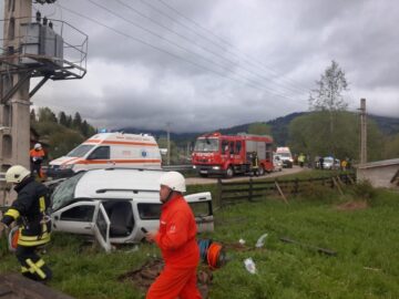 În urma impactului, un bărbat a murit iar ceilalți cinci au ajuns la spital