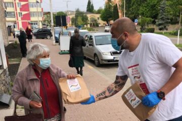 Voluntari ai Fundației Umanitare Nord 2001/ Sânge pentru România au împărțit pachete cu dezinfectanți, mănuși, măști persoanelor vulnerabile din Siret