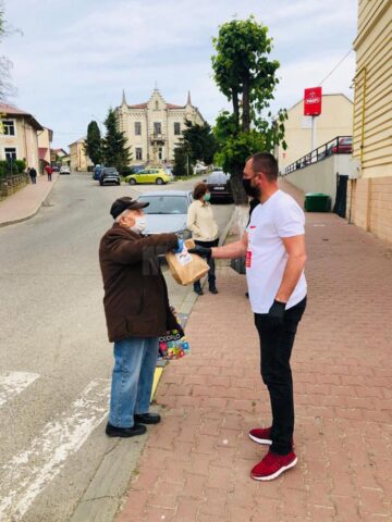 Voluntari ai Fundației Umanitare Nord 2001/ Sânge pentru România au împărțit pachete cu dezinfectanți, mănuși, măști persoanelor vulnerabile din Siret