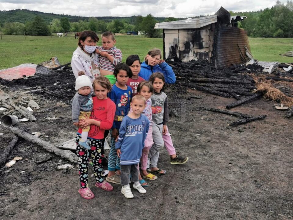 Anexele unei gospodării din Râșca, unde o familie cu 10 copii își ținea toata agoniseala, s-a făcut scrum în urma unui incendiu