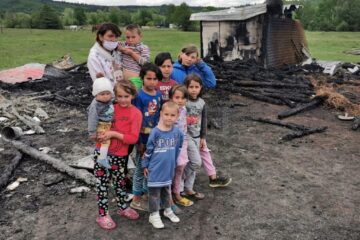 Anexele unei gospodării din Râșca, unde o familie cu 10 copii își ținea toata agoniseala, s-a făcut scrum în urma unui incendiu