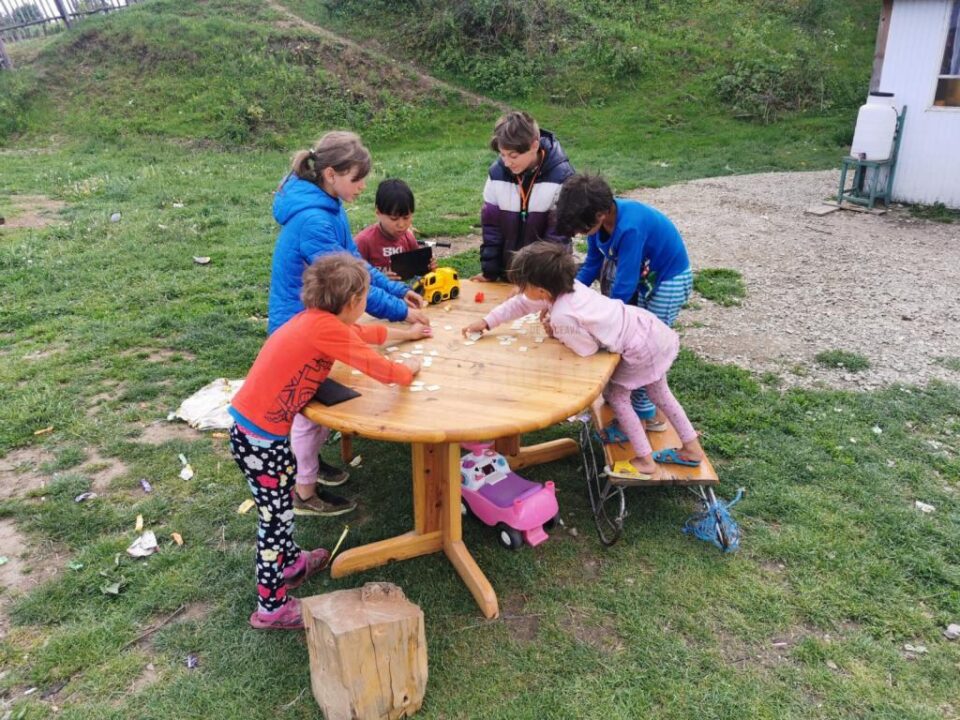 Anexele unei gospodării din Râșca, unde o familie cu 10 copii își ținea toata agoniseala, s-a făcut scrum în urma unui incendiu