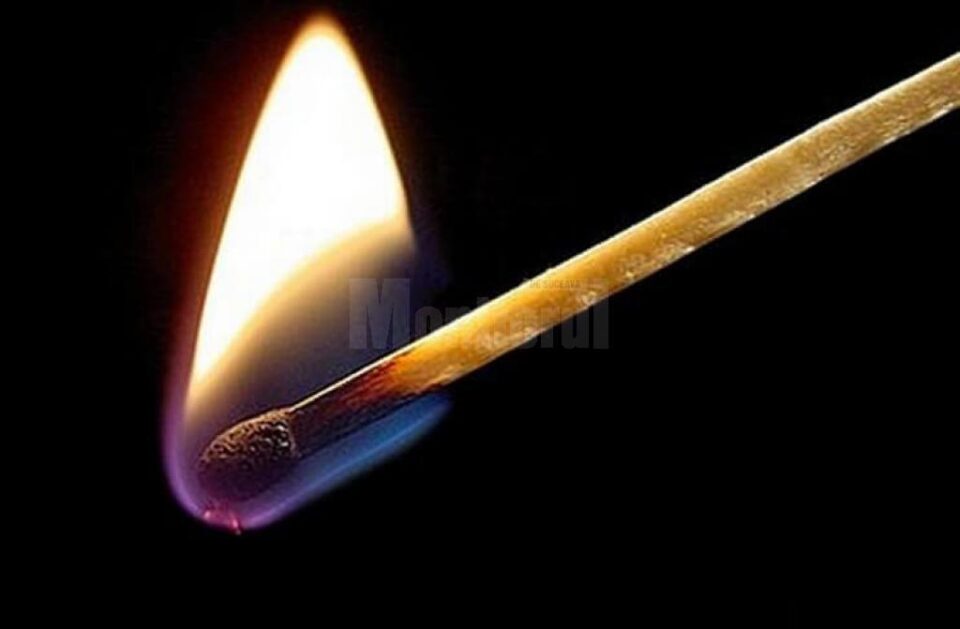 Doi copii au provocat un incendiu într-o mașină în care au aprins o candelă Sursa foto leviathan.ro