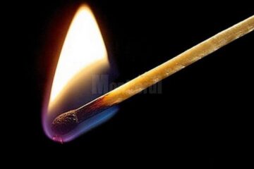 Doi copii au provocat un incendiu într-o mașină în care au aprins o candelă Sursa foto leviathan.ro