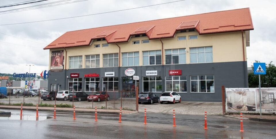 Sediul Showroom-ului Kuechentreff din apropierea sensului giratoriu de lângă pasarela CFR Burdujeni