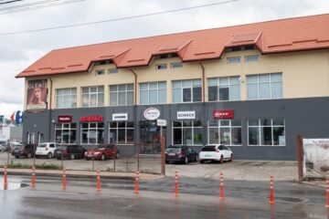 Sediul Showroom-ului Kuechentreff din apropierea sensului giratoriu de lângă pasarela CFR Burdujeni