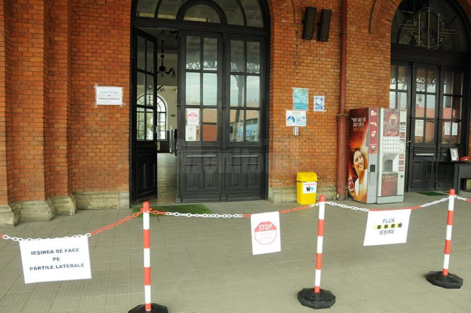 Pe gardurile montate pe peron sunt indicatoare pentru pasageri, care sunt îndrumați să iasă pe părțile laterale ale gării