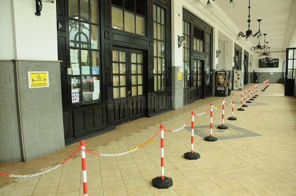 Culoarele de circulație la intrarea în gară sunt separate de garduri de dirijare