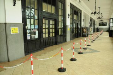 Culoarele de circulație la intrarea în gară sunt separate de garduri de dirijare